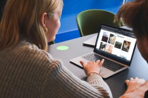 Profesjonell nettside vist på laptop
